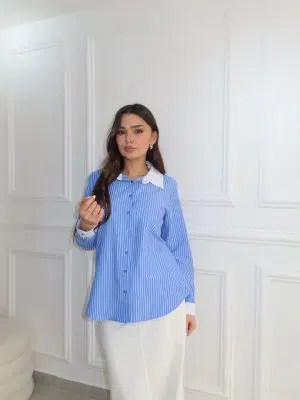 חולצה מכופתרת כחולה