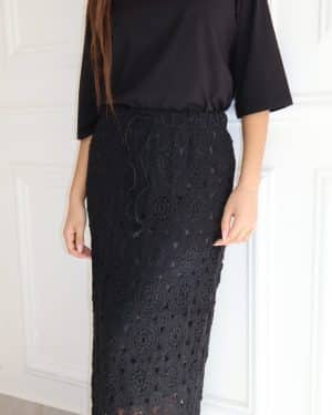 חצאית קרושה פרחים שחורה