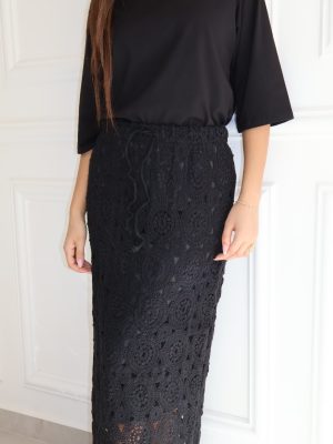 חצאית קרושה פרחים שחורה