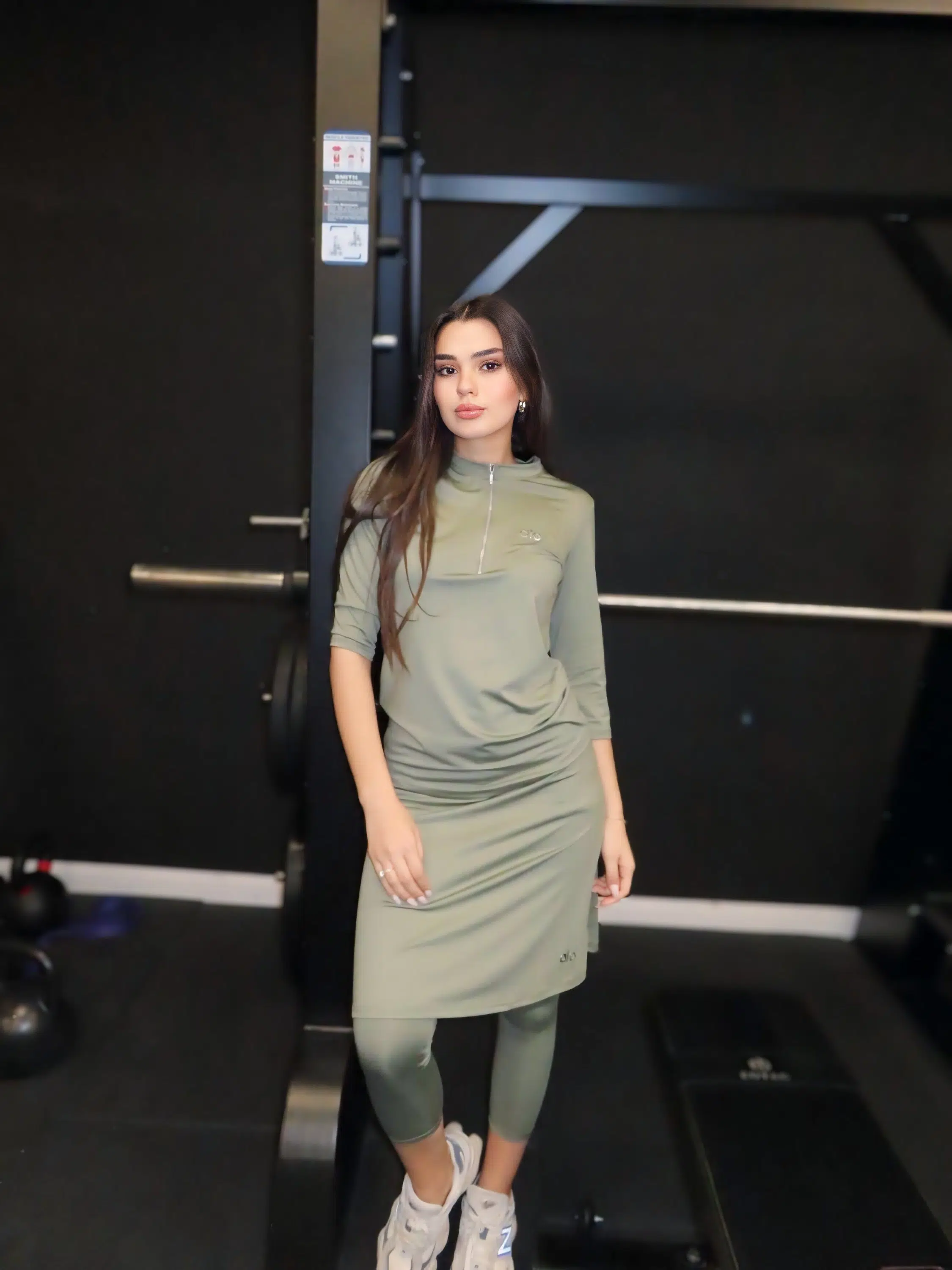 חליפת ספורט ירוק זית – תמונה 3