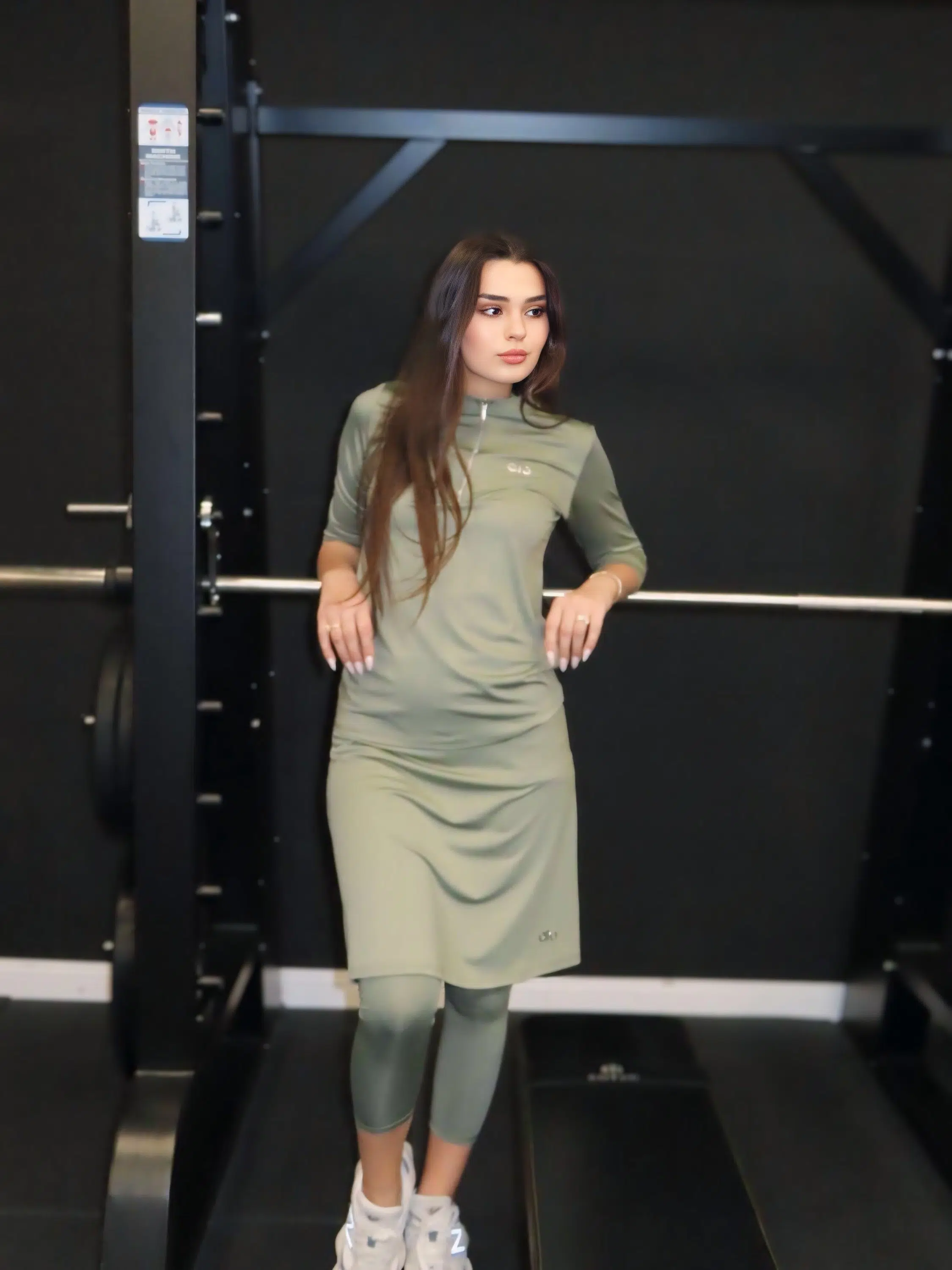 חליפת ספורט ירוק זית – תמונה 2