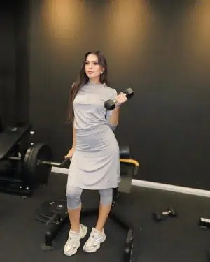 חליפת ספורט אפורה