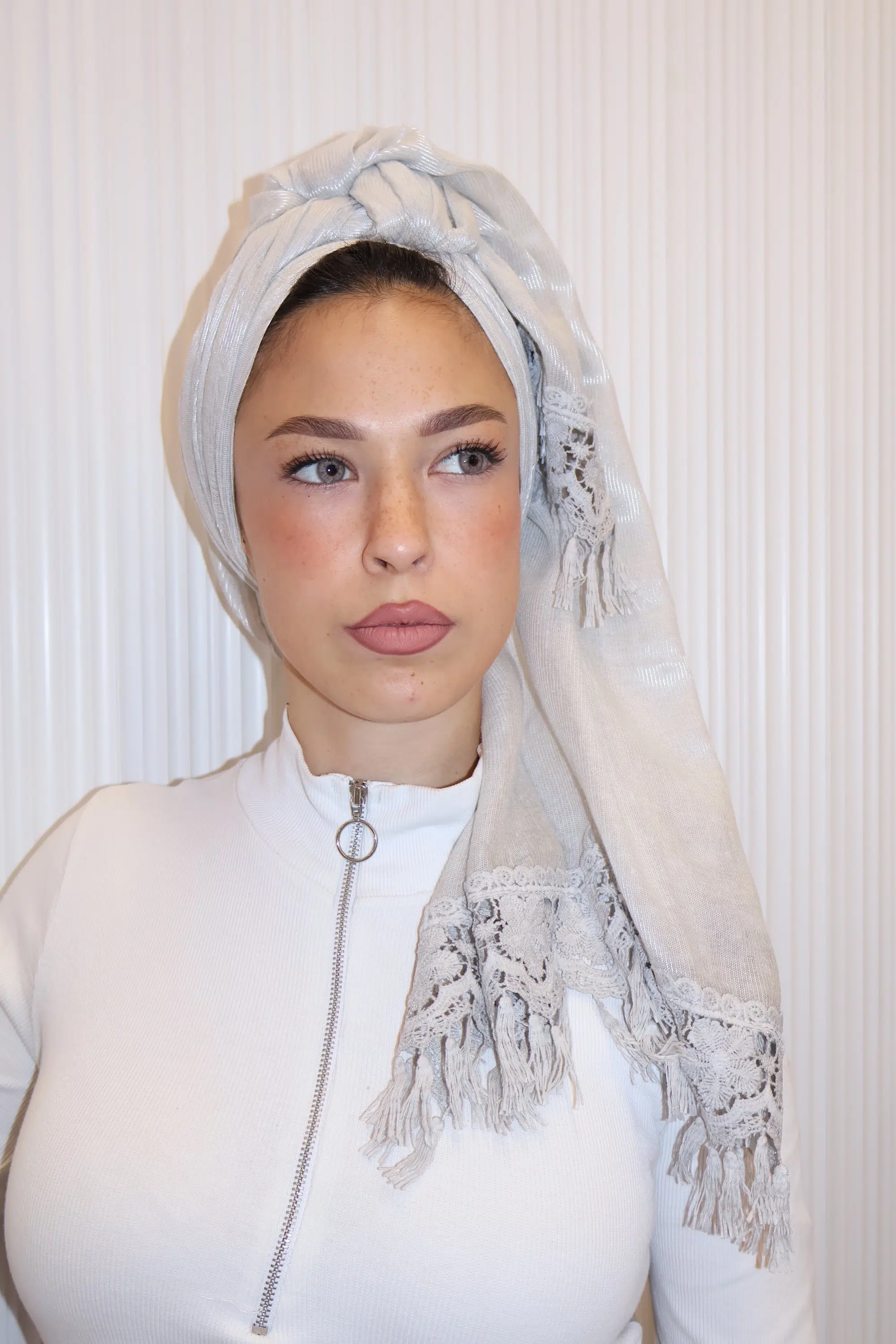 מטפחת פלג אפורה – תמונה 2