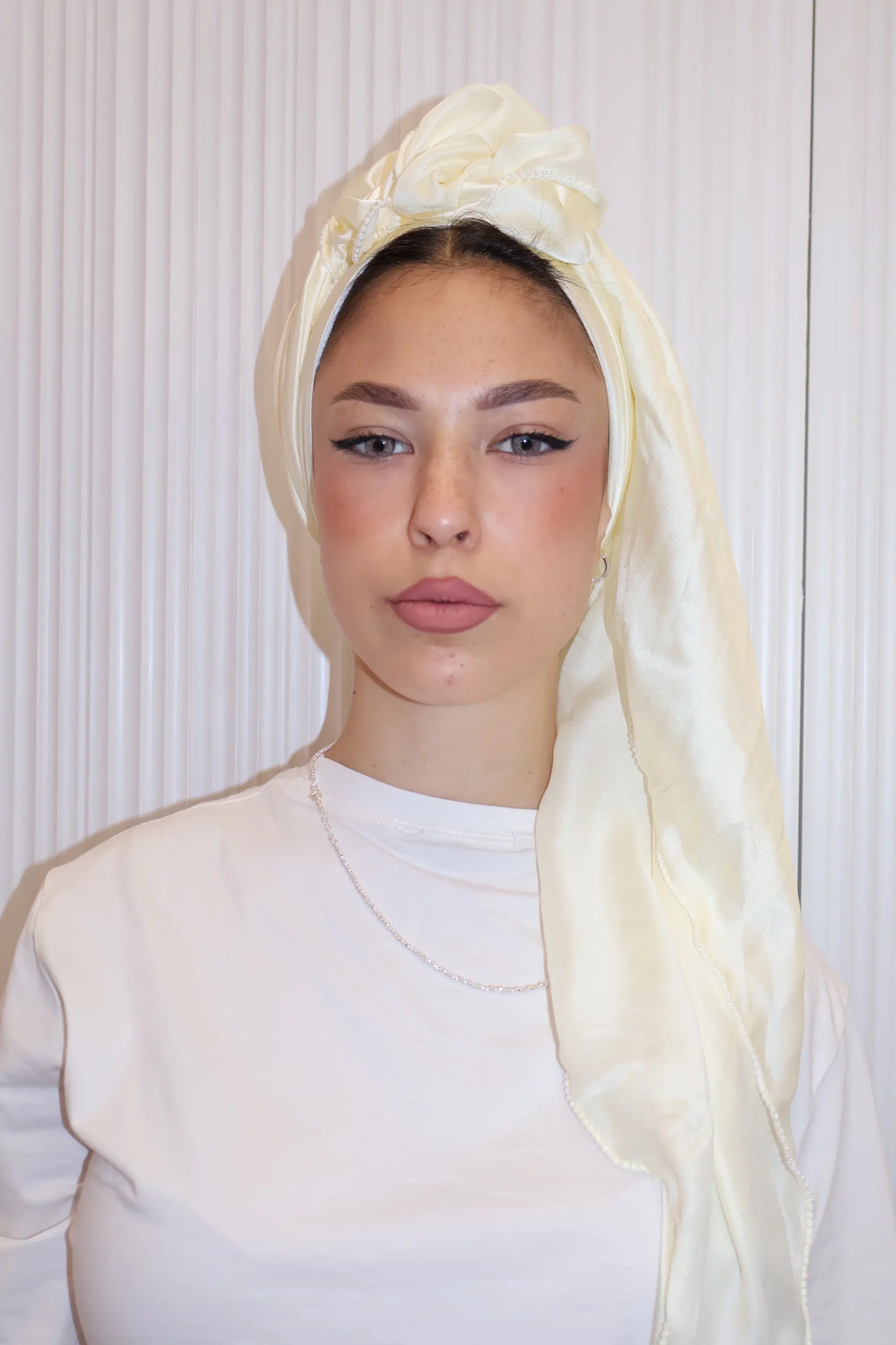 מטפחת סאטן פנינים שמנת – תמונה 2