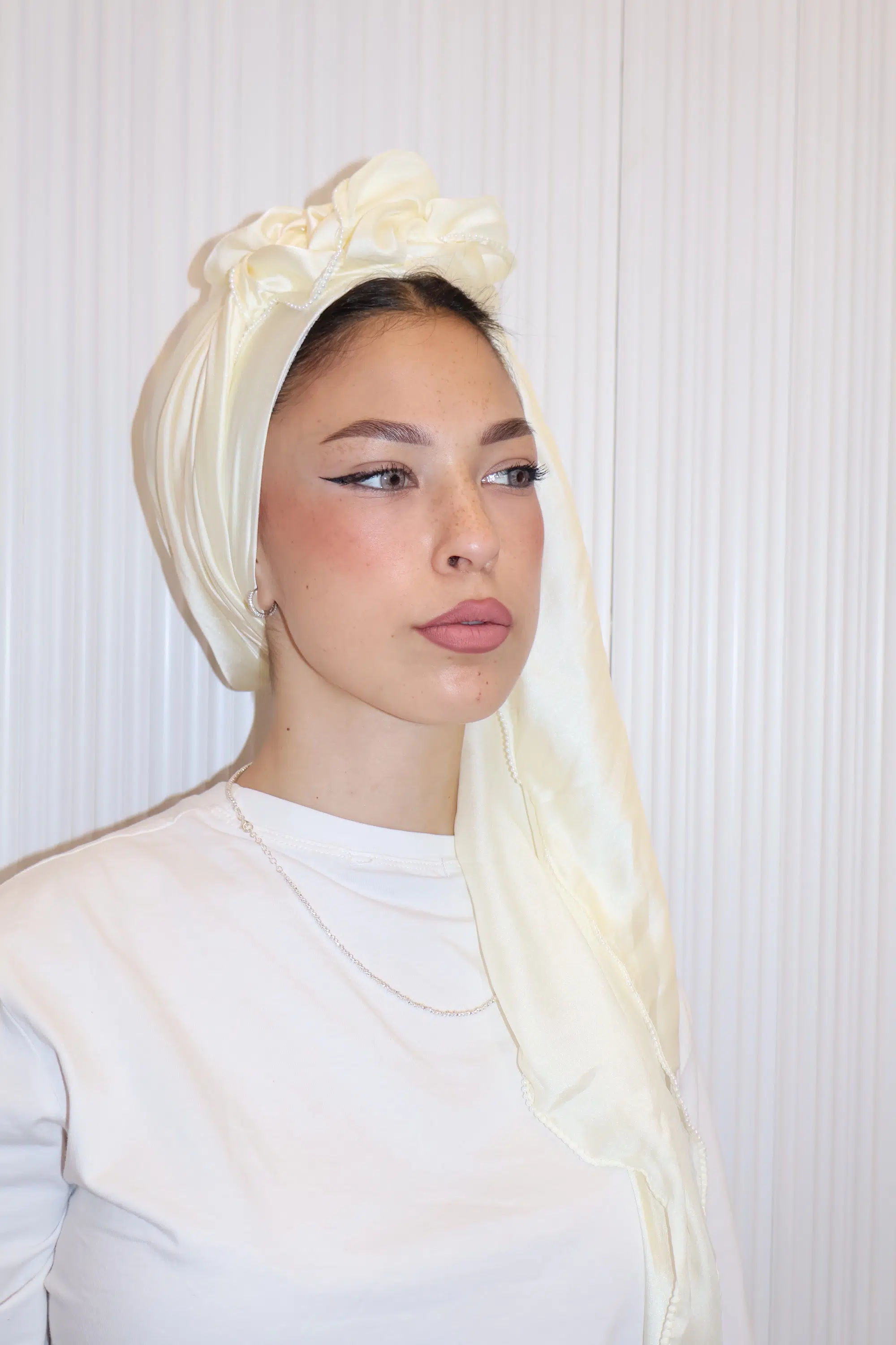 מטפחת סאטן פנינים שמנת