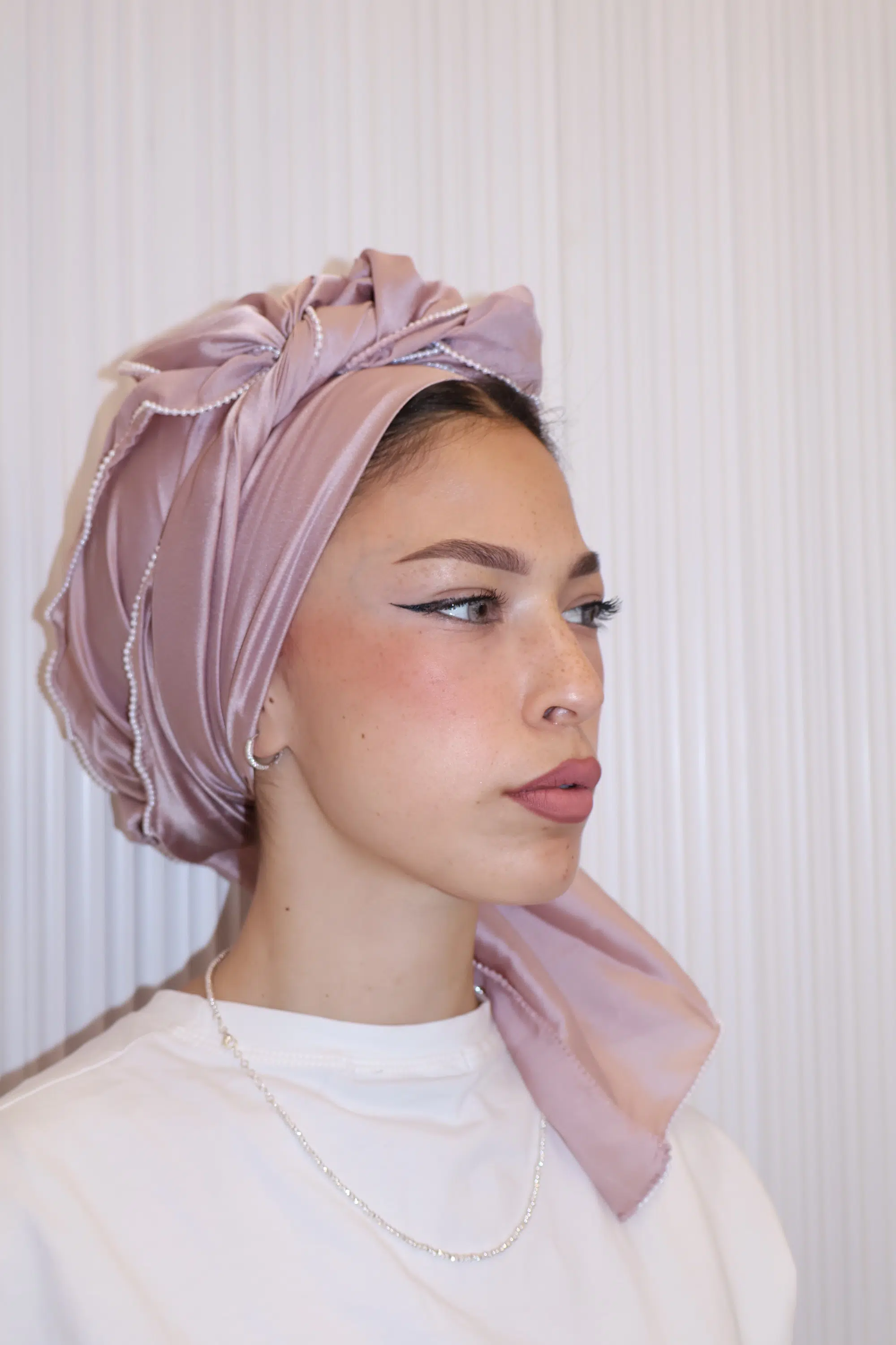 מטפחת סאטן פנינים ורודה – תמונה 2