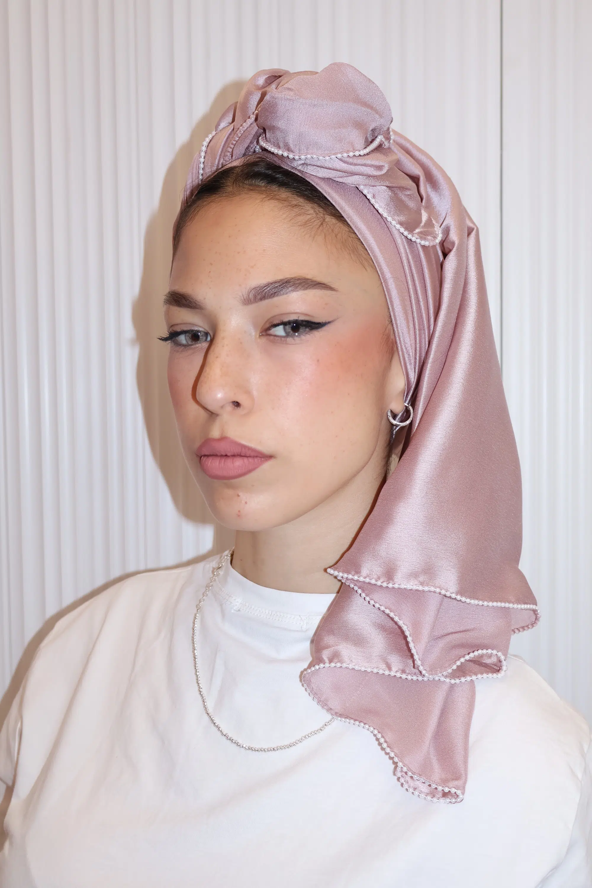 מטפחת סאטן פנינים ורודה