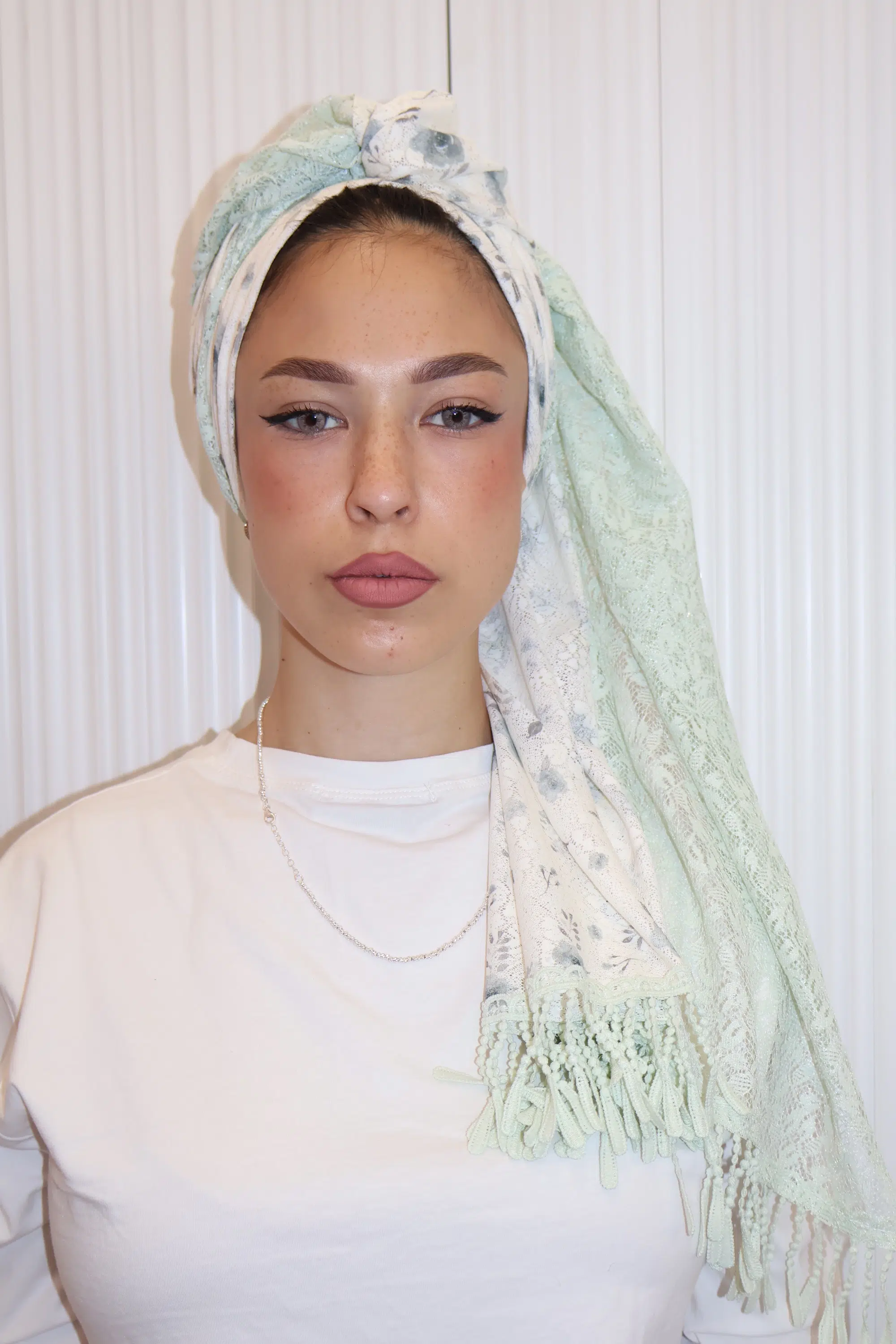 מטפחת תחרה פרחונית ירוקה – תמונה 2