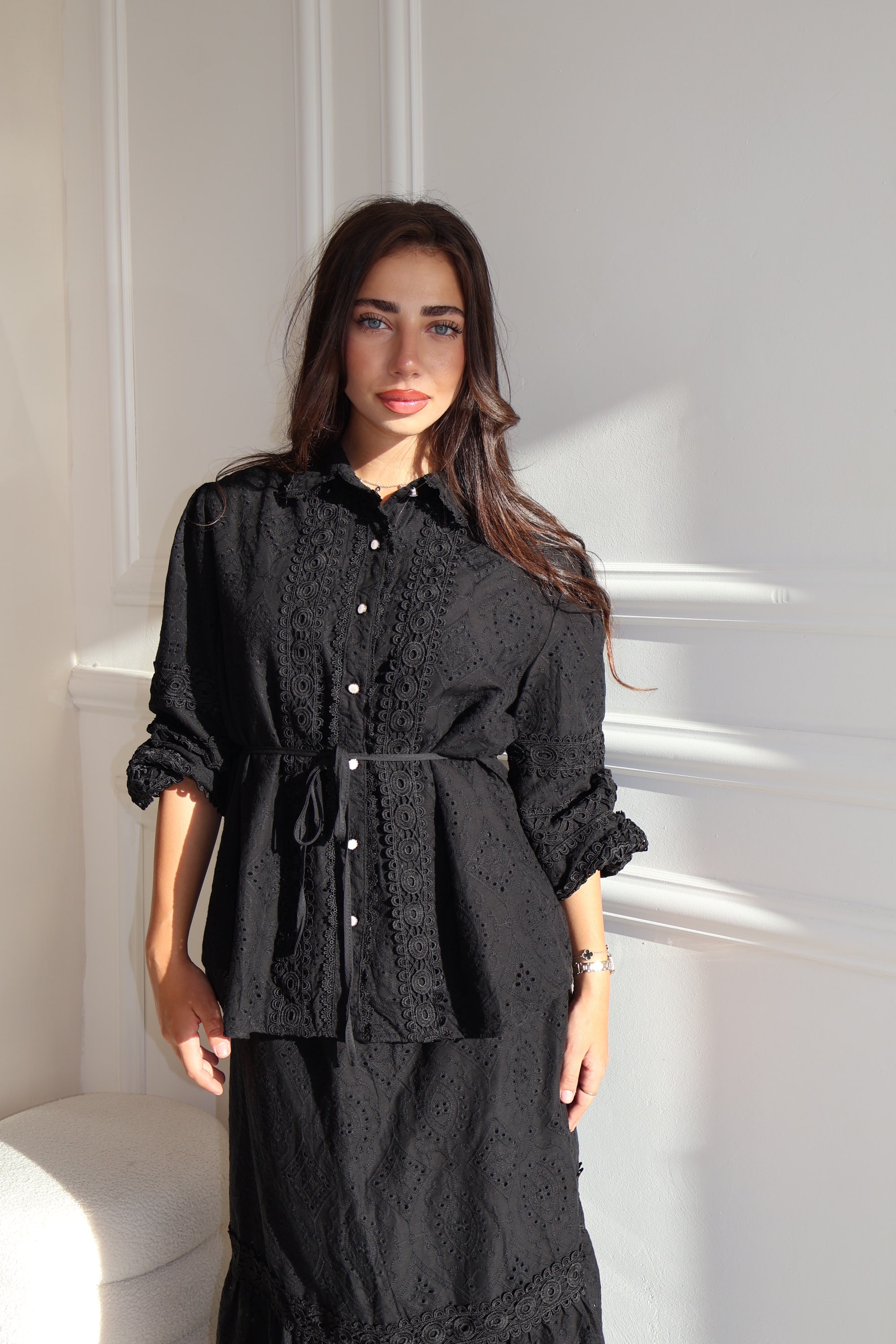 חליפת תחרה שחורה – תמונה 2