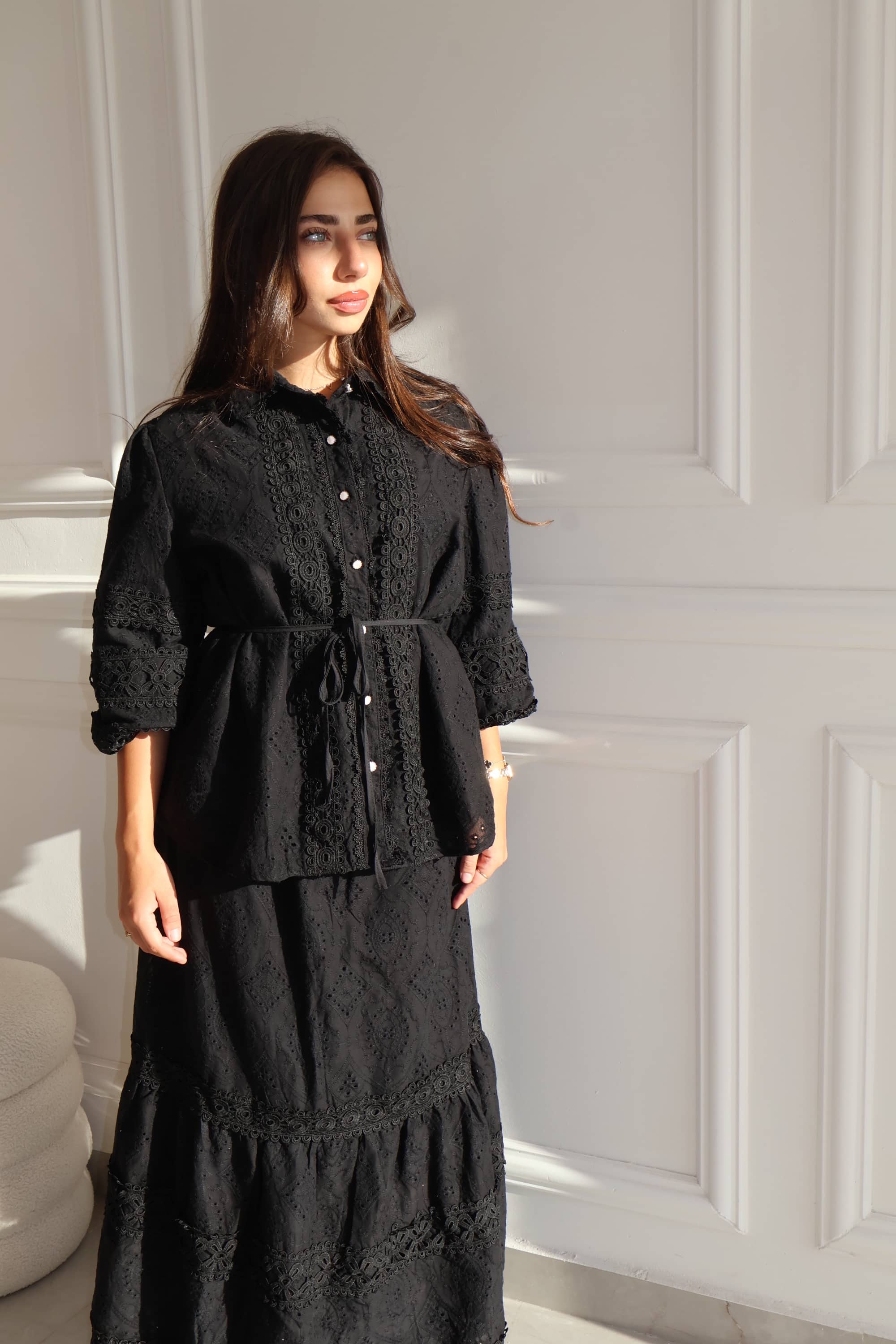 חליפת תחרה שחורה – תמונה 3