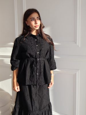 חליפת תחרה שחורה