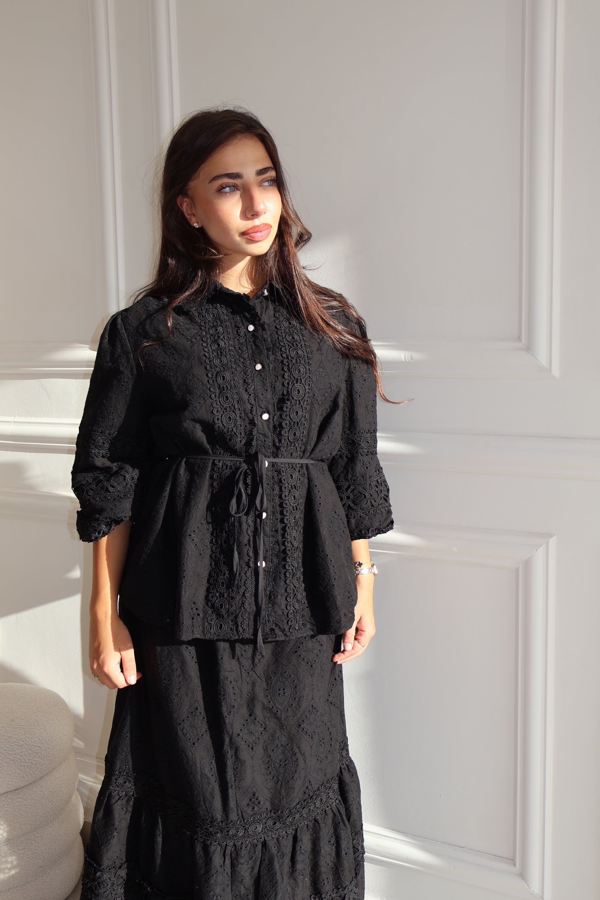 חליפת תחרה שחורה