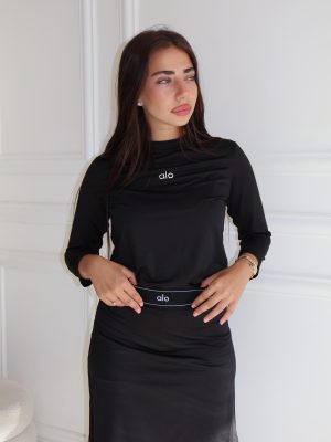 חליפת ספורט שחורה גומי