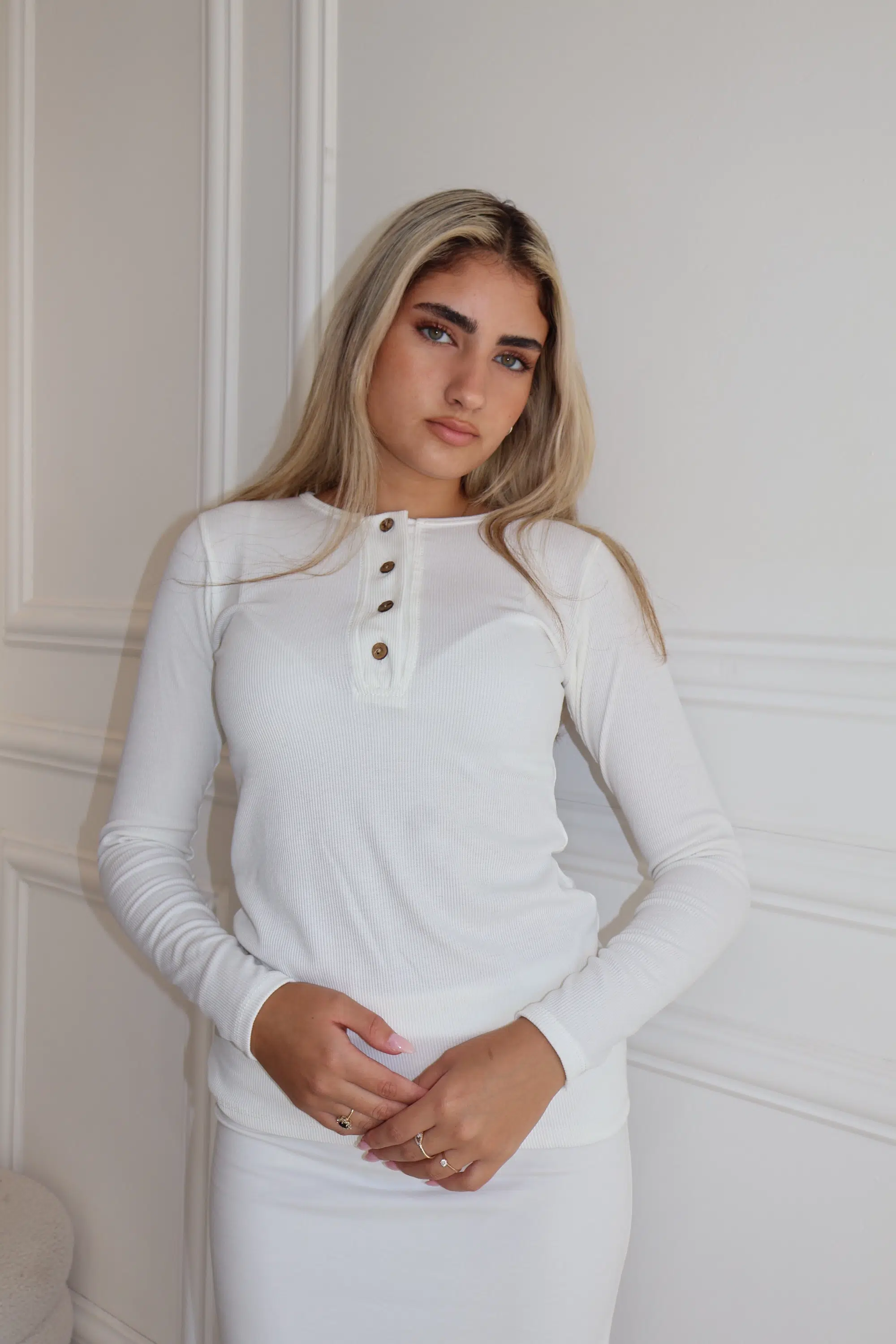 חולצת ריב כפתורים לבנה – תמונה 2