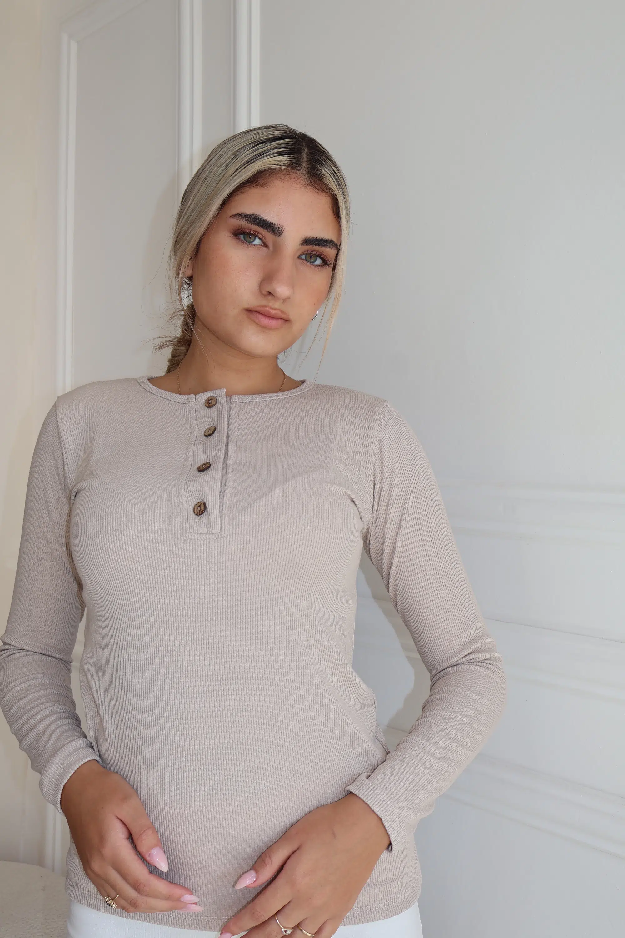 חולצת ריב כפתורים בז – תמונה 2