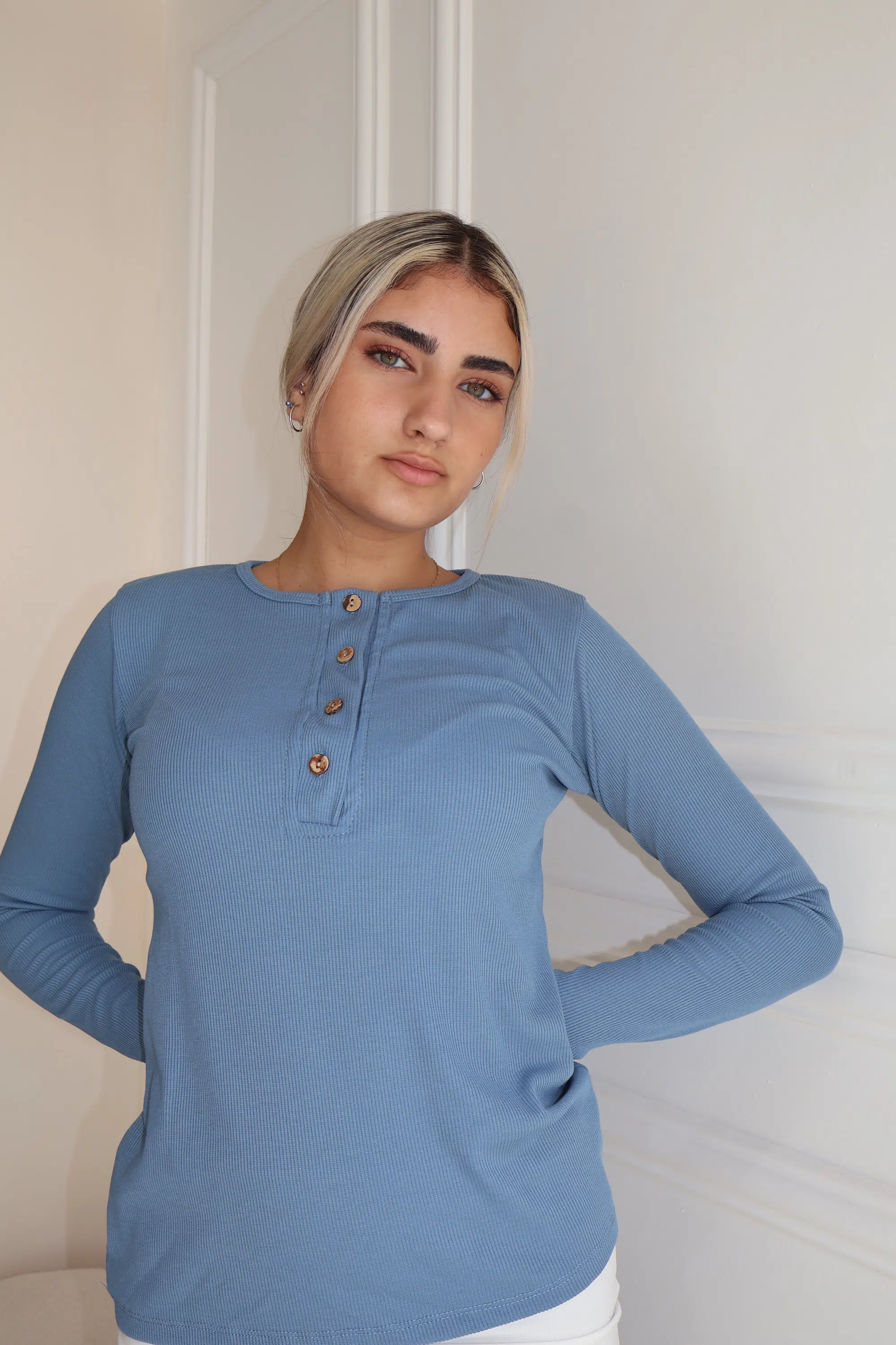 חולצת ריב כפתורים תכלת – תמונה 2