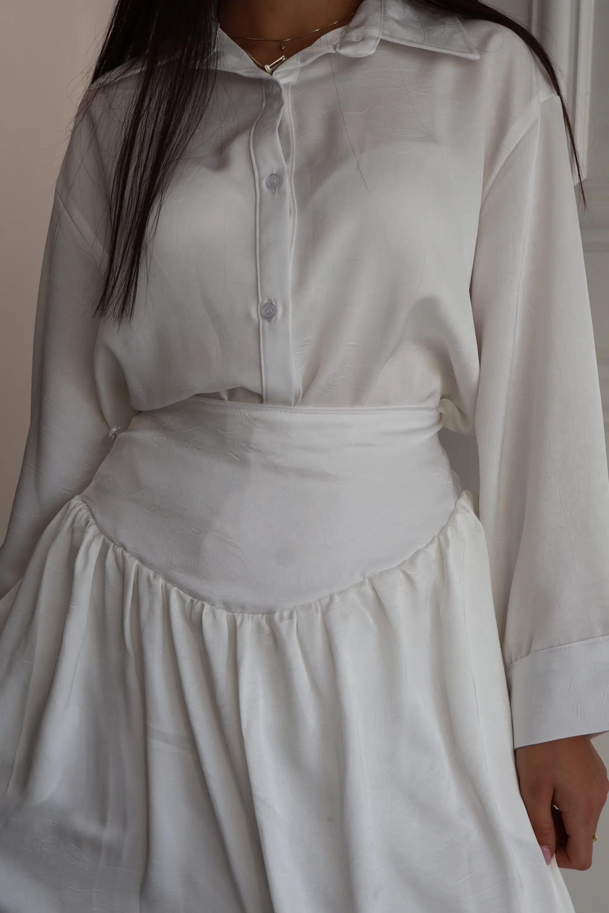 חליפת סאטן לבנה – תמונה 4