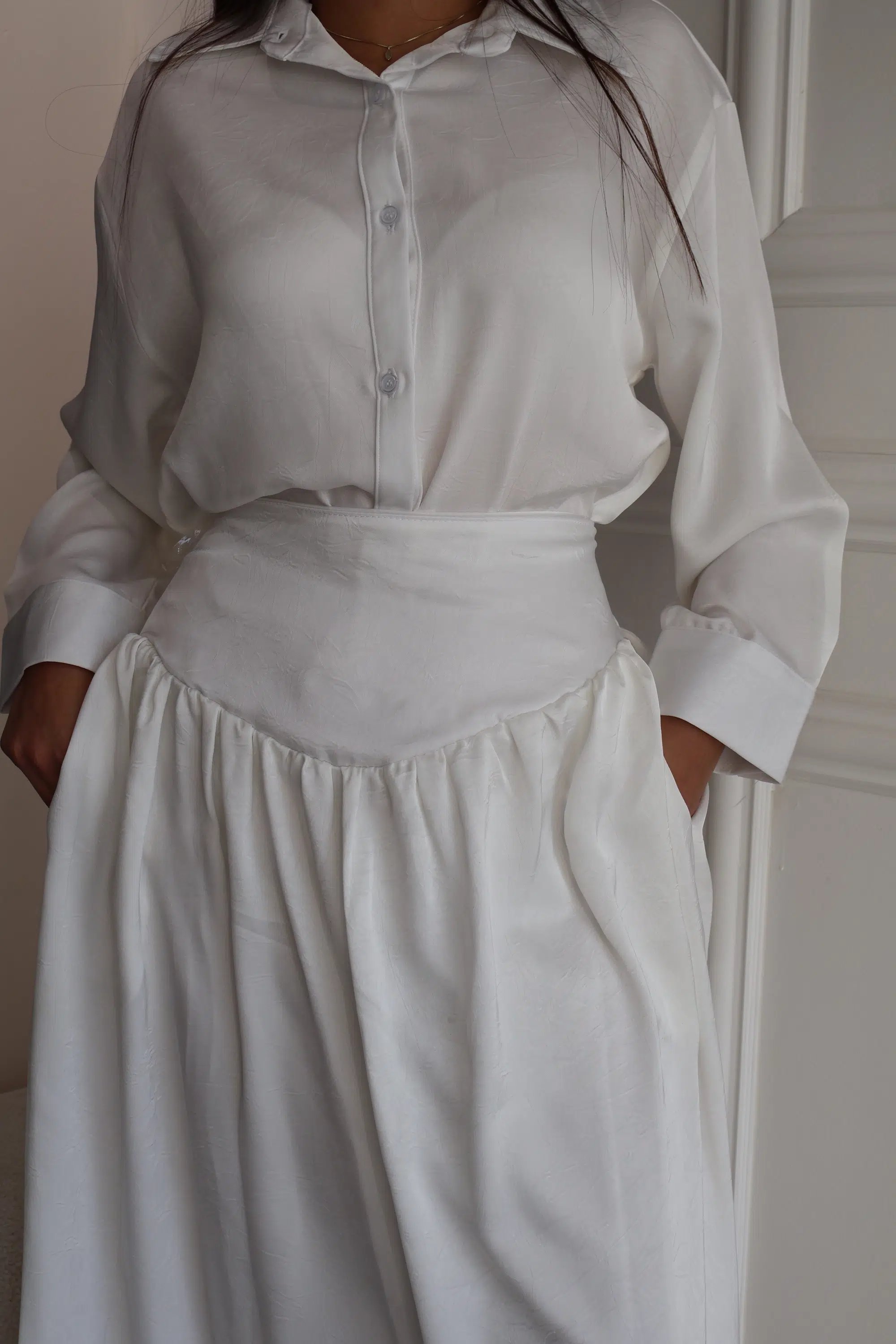 חליפת סאטן לבנה – תמונה 2