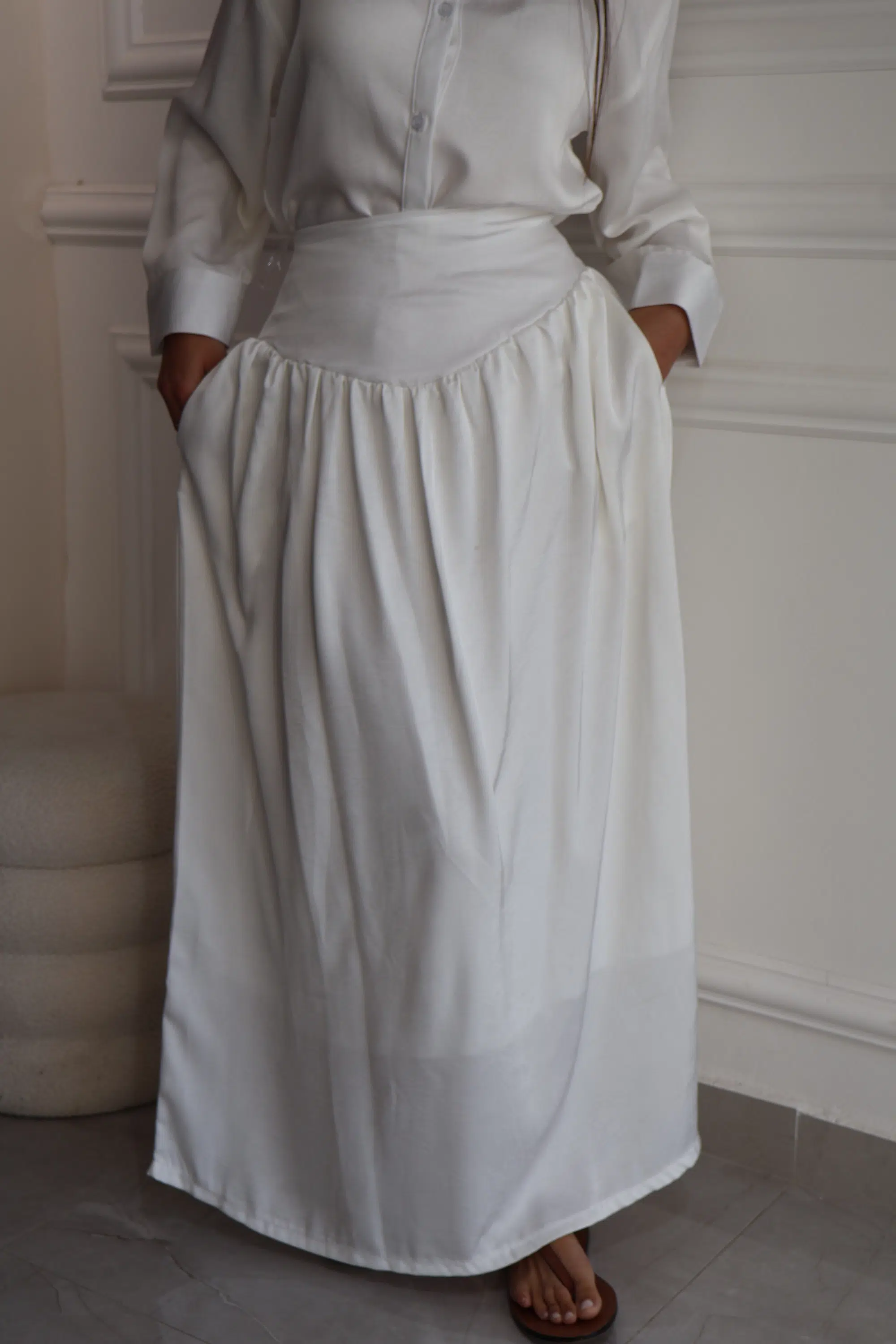 חליפת סאטן לבנה