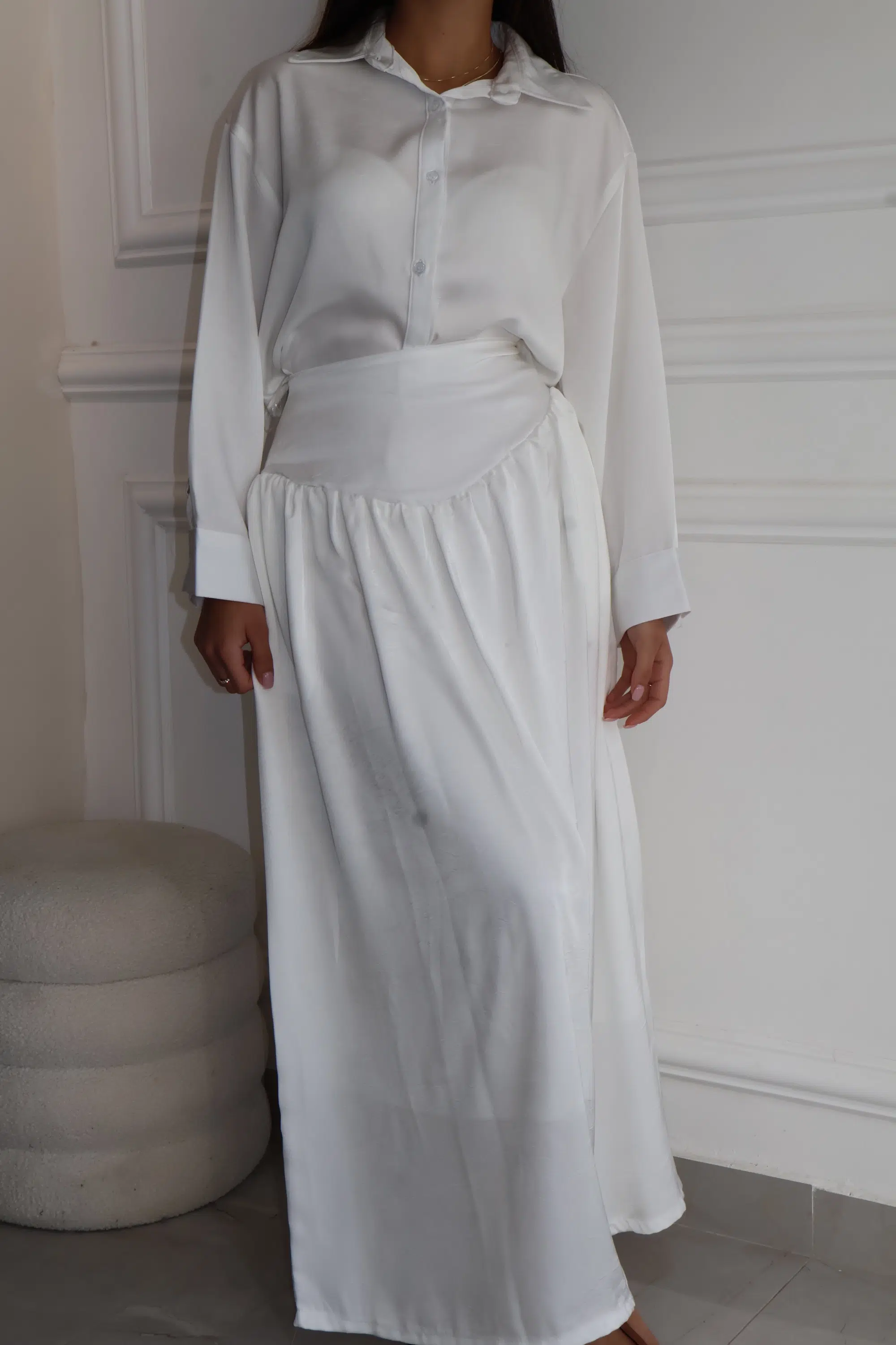 חליפת סאטן לבנה – תמונה 3