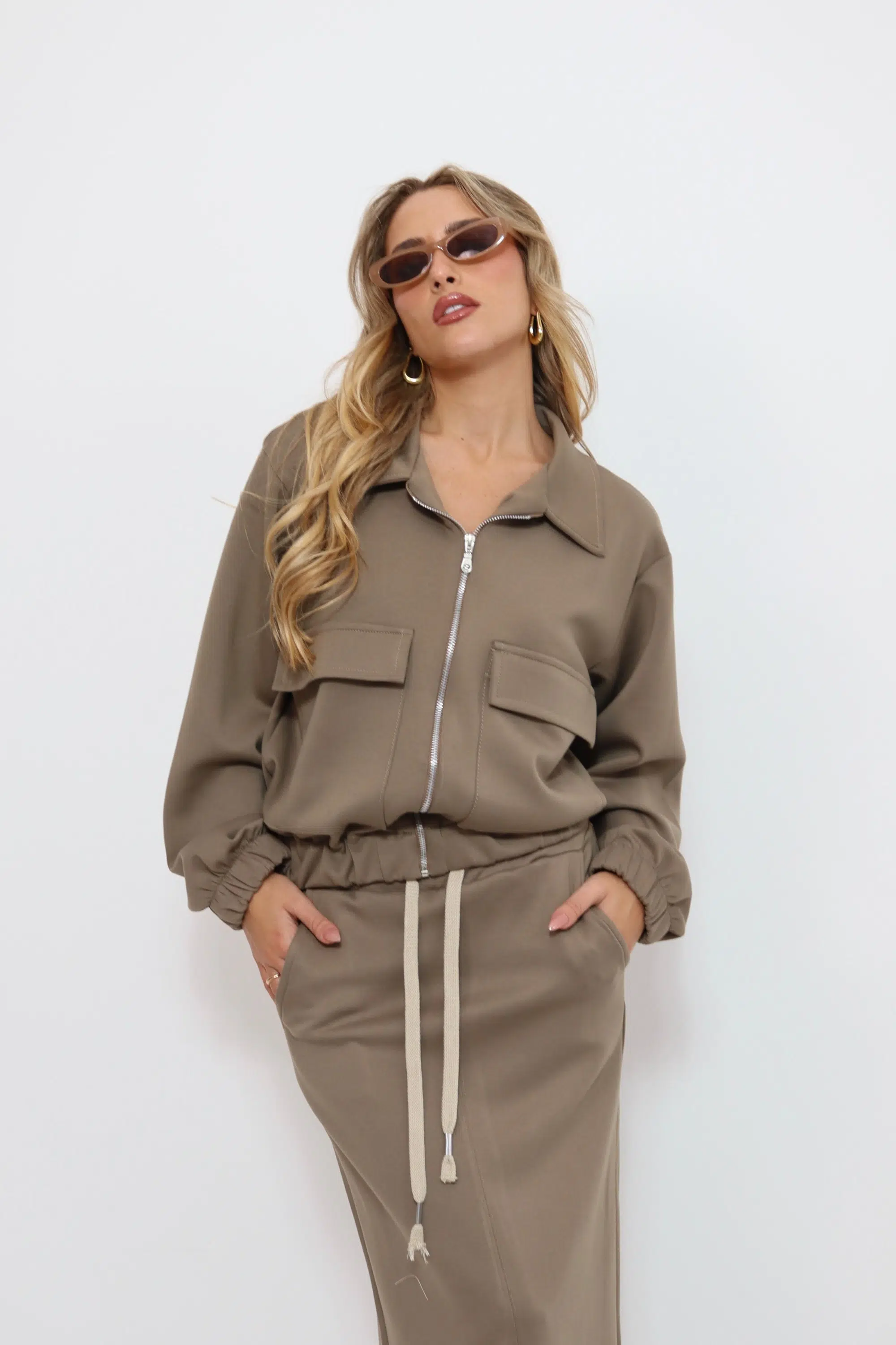 חליפת רוכסן כיסים חומה – תמונה 3