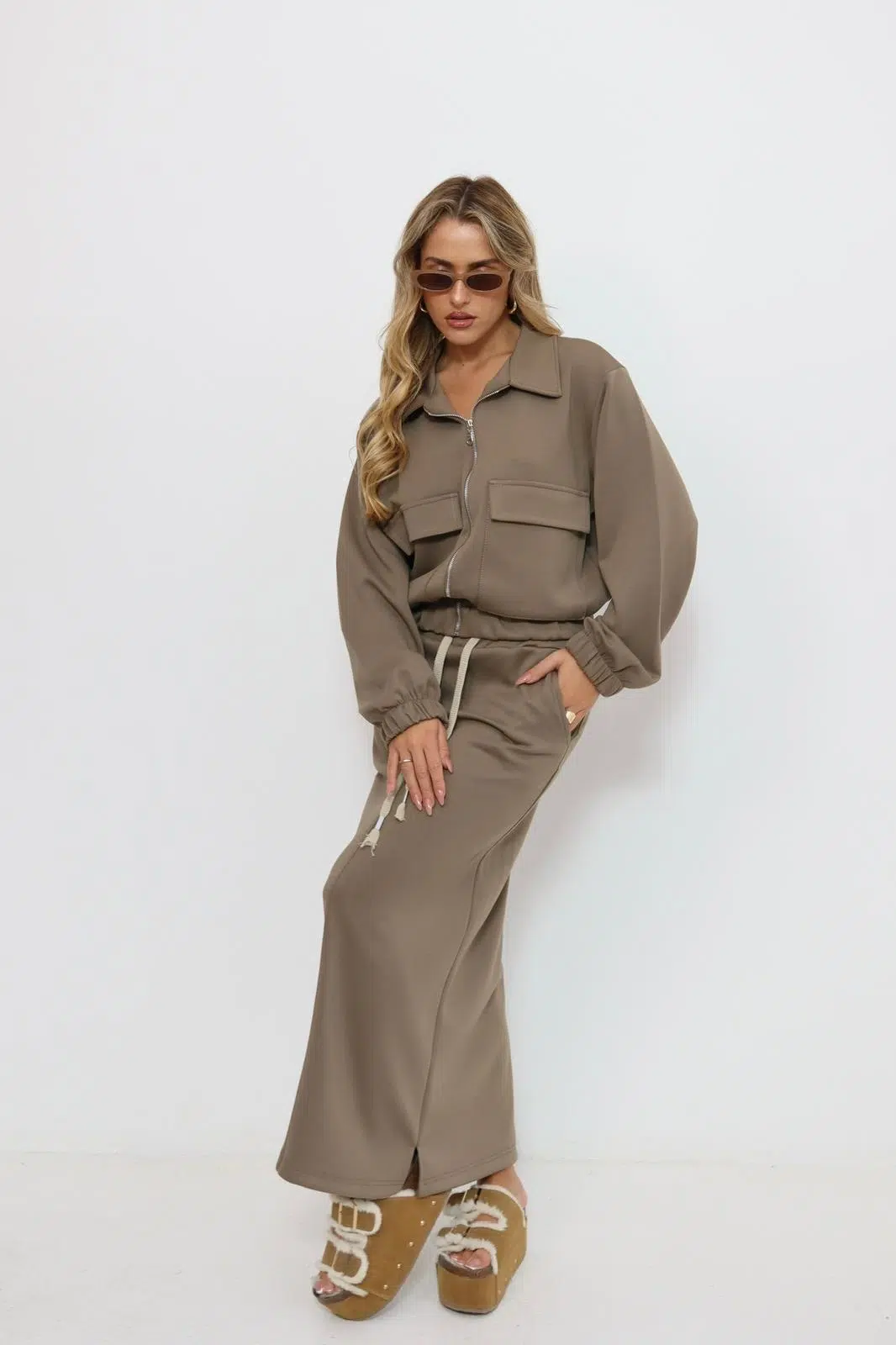 חליפת רוכסן כיסים חומה – תמונה 2