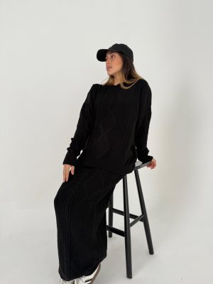 חליפה סרוגה שחורה