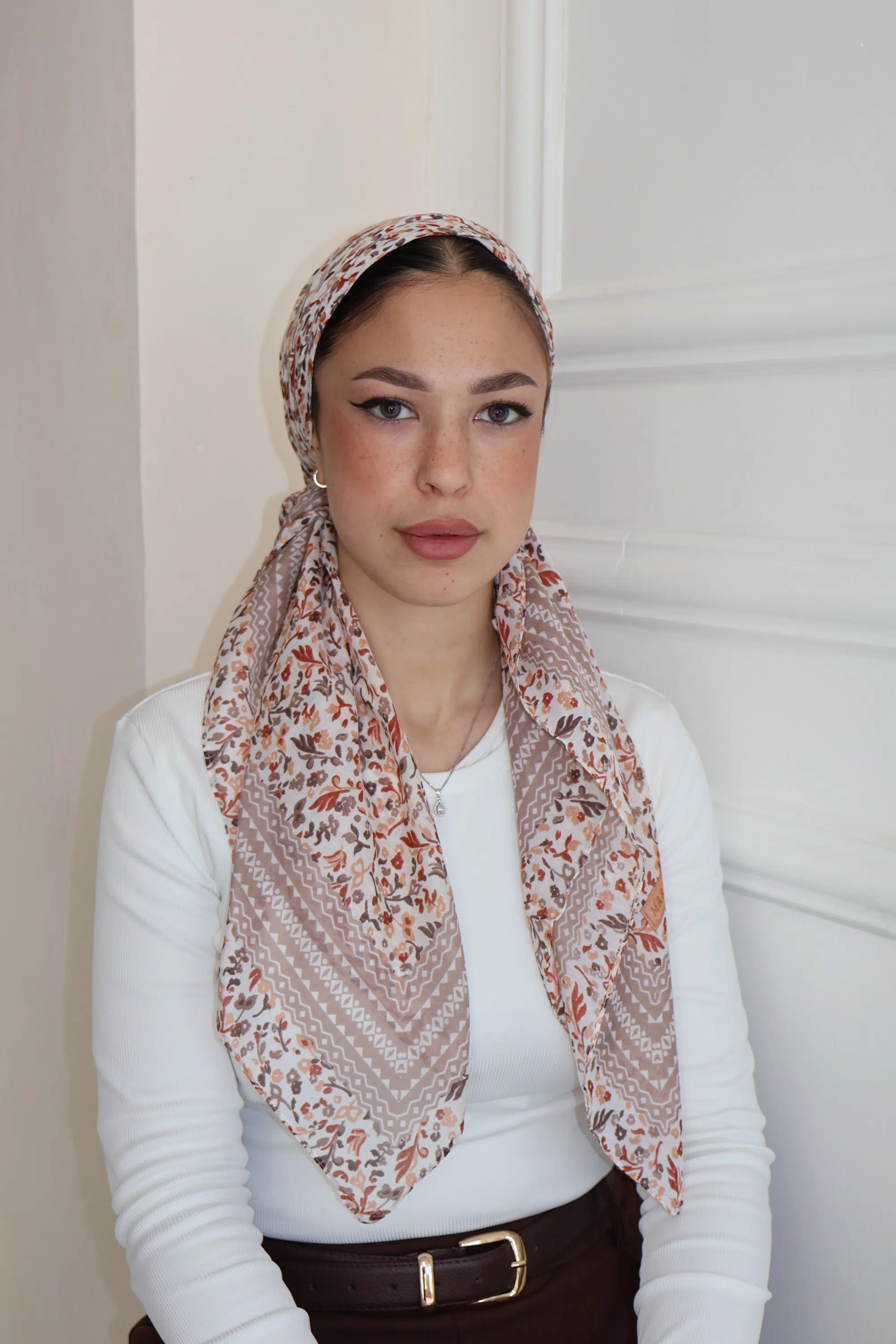 מרובעת פרחונית קרם