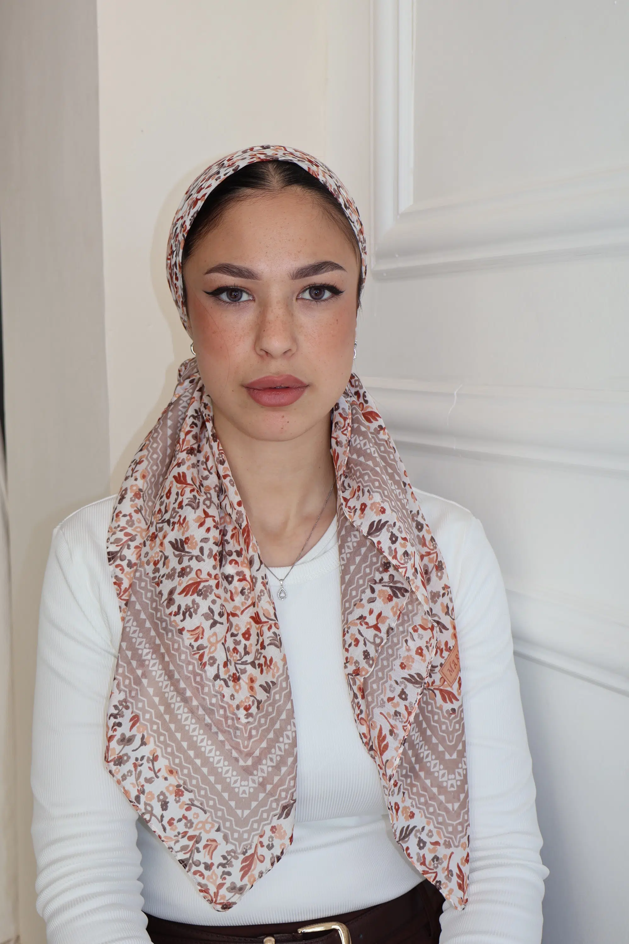 מרובעת פרחונית קרם – תמונה 3