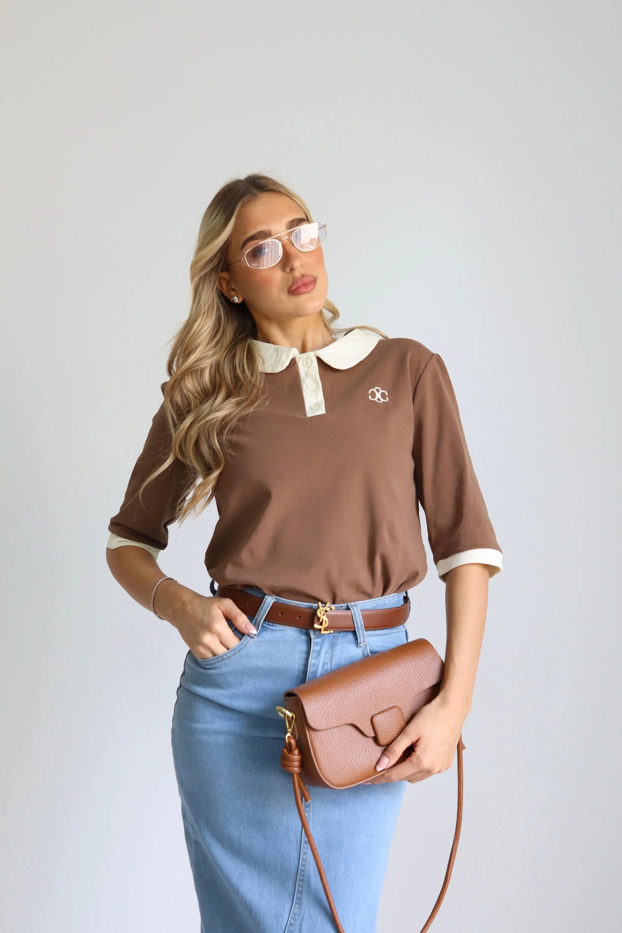 חולצת צווארון מעוגל חומה – תמונה 2