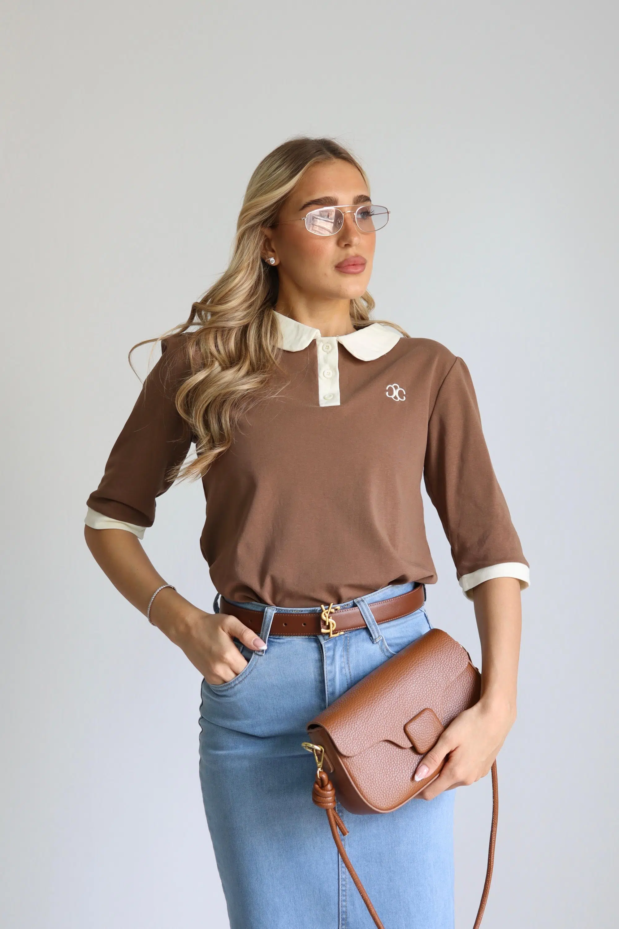 חולצת צווארון מעוגל חומה