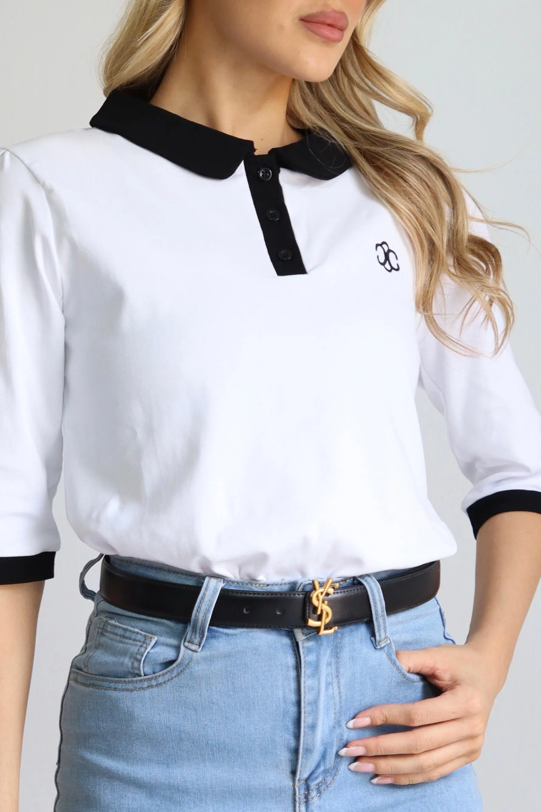 חולצת צווארון מעוגל לבנה