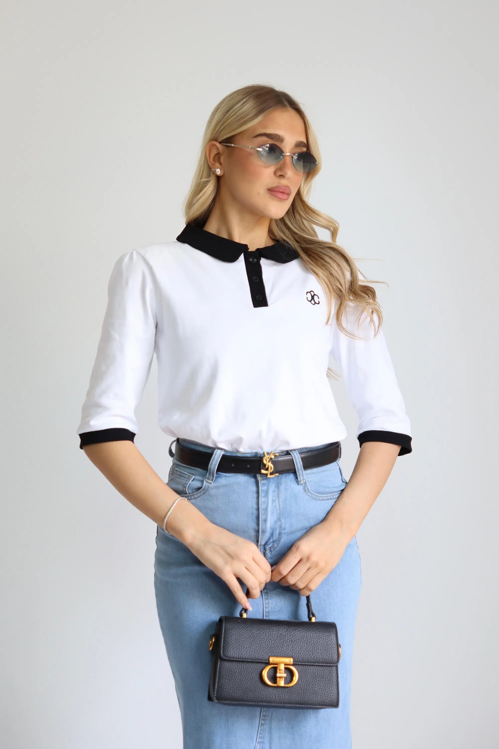 חולצת צווארון מעוגל לבנה – תמונה 3