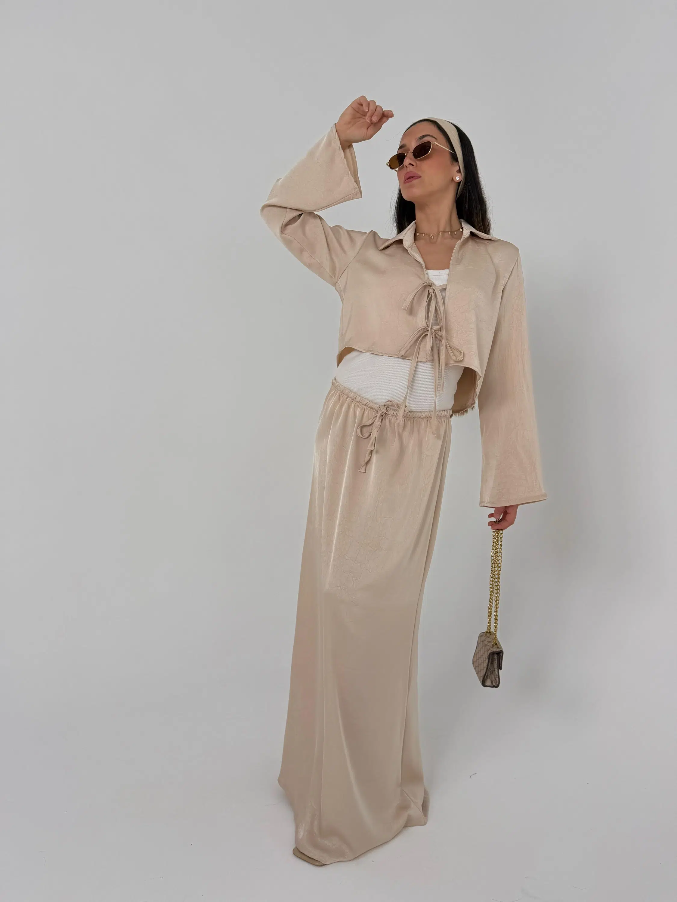 חליפת סאטן קשירות קרם – תמונה 2