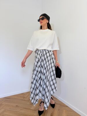 חצאית משובצת שחורה