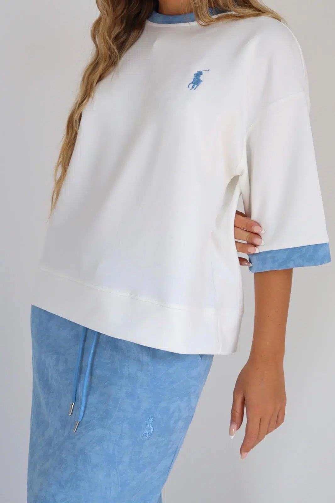 חליפת פולו תכלת שילוב לבן – תמונה 2